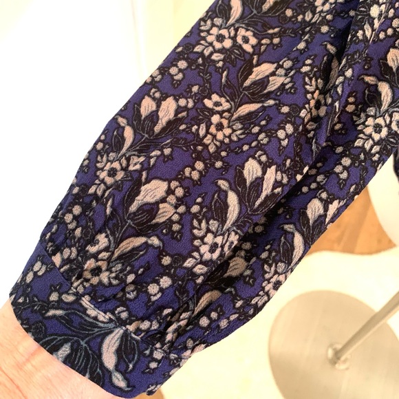 ASTR the Label Navy Blue Grey Floral Blouse Size L career casual V neck top - Picture 12 of 14